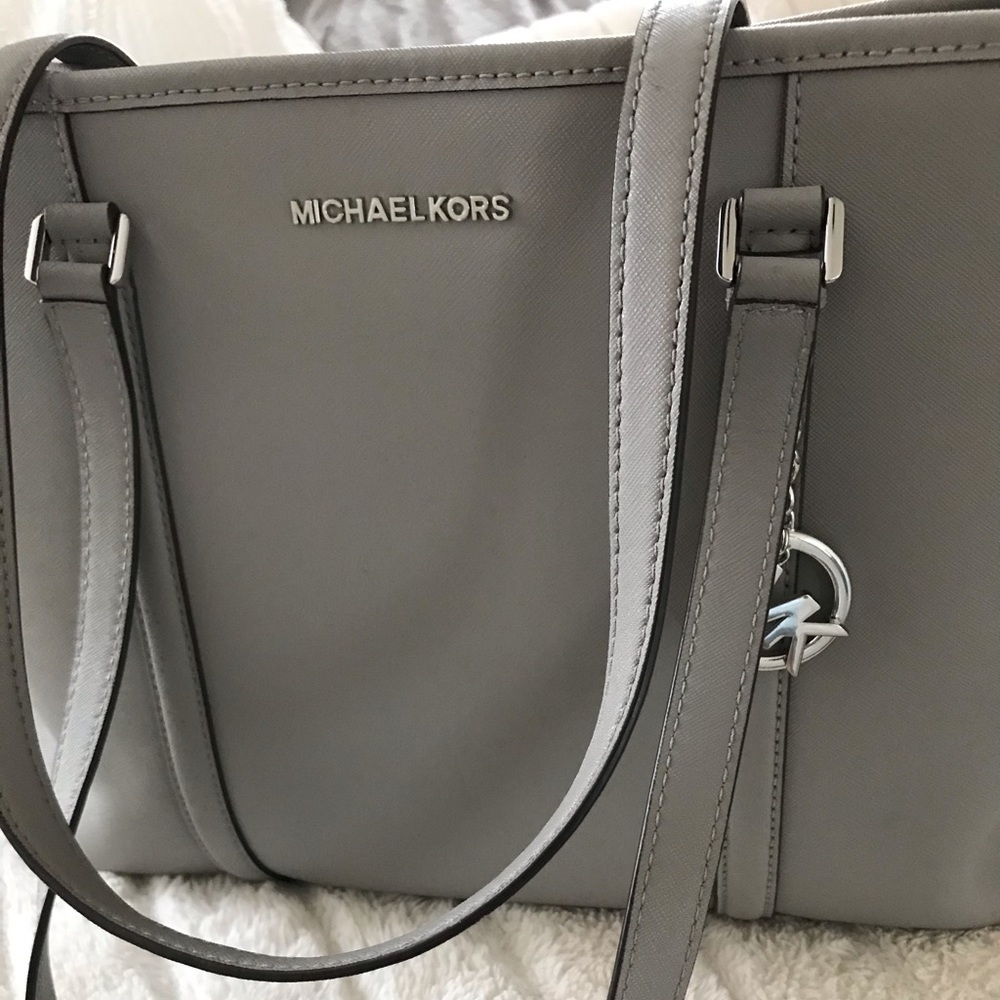 👜👛 Michael Kors gray large purse! Super cute!